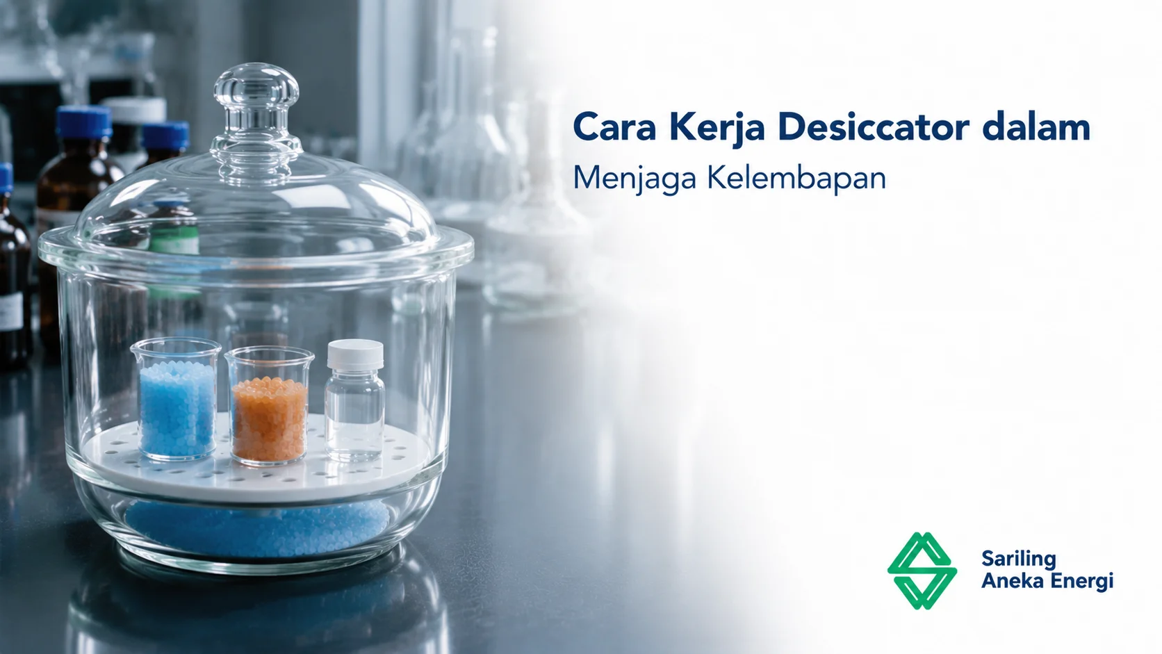 Desiccator laboratorium dengan desiccant untuk menjaga kelembapan penyimpanan bahan kimia dan instrumen sensitif