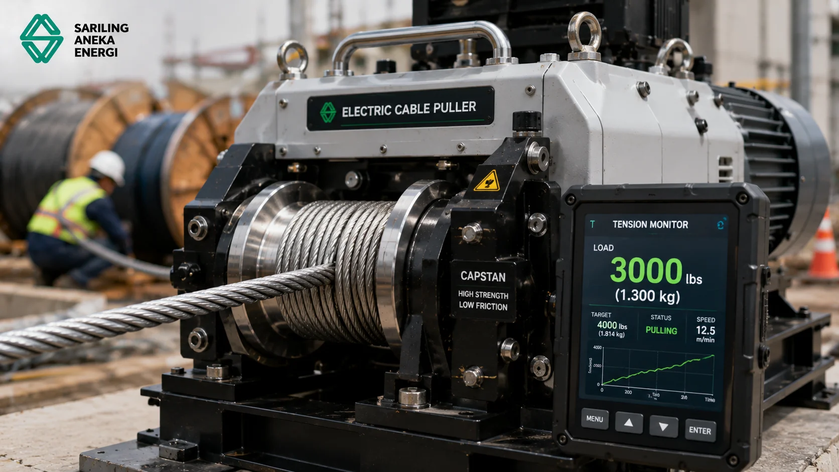 Close-up cable puller elektrik yang sedang menarik kabel berukuran besar, menampilkan detail capstan (silinder putar) dan layar digital load monitoring dengan kapasitas beban tarik sekitar 3000 lbs (1.300 kg), dilengkapi logo Sariling Aneka Energi.